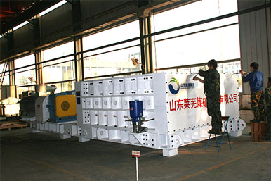 萊蕪煤機(jī)公司試制成功6000噸/時(shí)雙齒輥破碎機(jī)