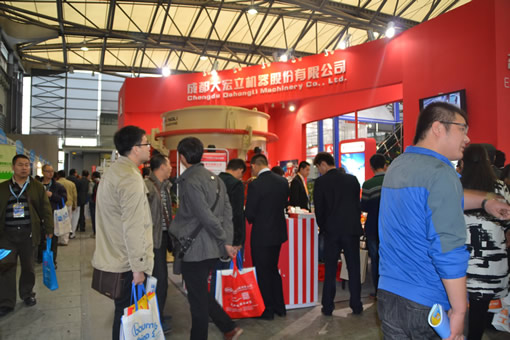 成都大宏立機(jī)器寶馬展展出液壓圓錐破碎機(jī)吸引眾多客戶咨詢(xún)