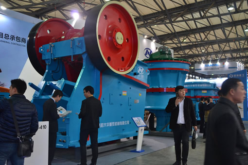 洛陽(yáng)大華重機(jī)顎式破碎機(jī)、圓錐破亮相寶馬展