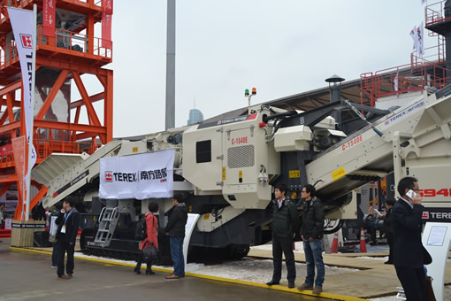 特雷克斯南方路機(jī)展出新研發(fā)油電兩用履帶式移動(dòng)破碎篩分設(shè)備
