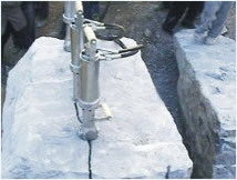 礦山石材替代人工打釬二次分解機(jī)械產(chǎn)品圖片