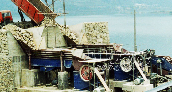 大型顎式破碎機(jī)產(chǎn)品圖片