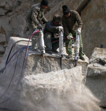 水晶礦無(wú)炸藥開(kāi)采設(shè)備，液壓靜爆機(jī) 