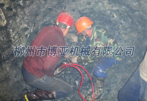 巷道頂管開挖設備