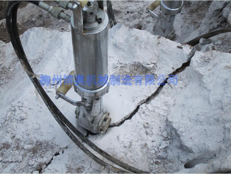 隧道免爆破巖石開挖施工，國內(nèi)較好的液壓巖石劈裂機(jī)，破開石頭產(chǎn)品圖片