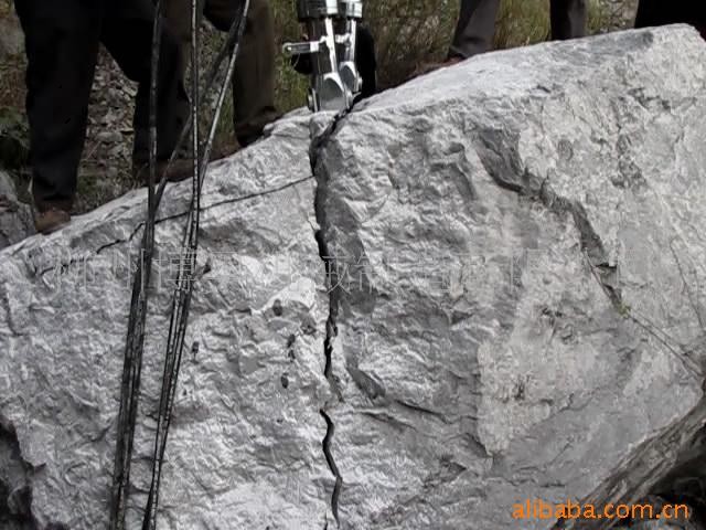 隧道開(kāi)挖高效工具劈裂機(jī)破石機(jī)產(chǎn)品圖片