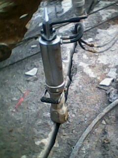 巖石開(kāi)裂設(shè)備分裂槍-非爆破拆除巖石產(chǎn)品圖片