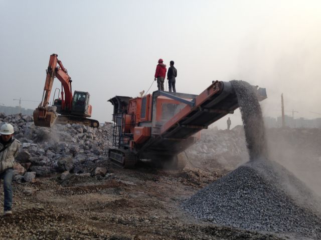 混合AB料破碎-履帶式移動破碎機(jī)產(chǎn)品圖片