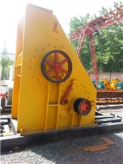 河南1200x1000移動(dòng)式雙級(jí)粉碎機(jī)