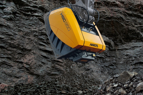 裝在挖掘機(jī)上的破碎機(jī)產(chǎn)品圖片