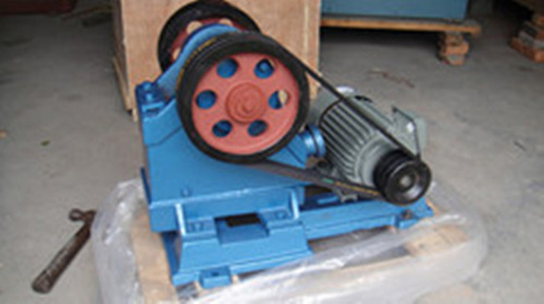 新鄉(xiāng)師大供應(yīng)優(yōu)質(zhì)雙齒輥破碎機(jī)