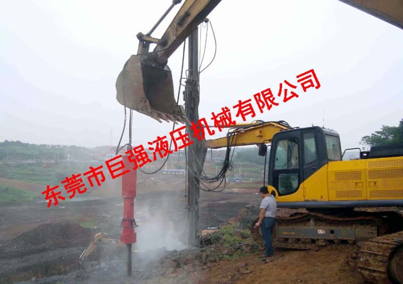 大劈裂機(jī)力量和效率超越手提式劈裂機(jī)  大劈裂機(jī)是針對(duì)不能爆破作業(yè)并要求產(chǎn)量高、工期緊等技術(shù)難度大的土石方工程，大劈裂機(jī)裂開巖石超明顯  、效率超快、產(chǎn)量更高、成本更低，這款設(shè)備的優(yōu)勢(shì)是能快速大量的脹裂產(chǎn)品圖片