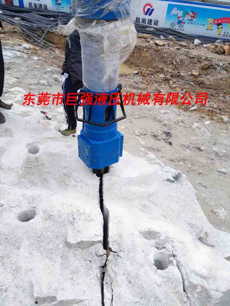 超大型分裂機破石較重要的是施工效率高   常見免爆破工藝設(shè)備介紹 1：膨脹劑 膨脹劑是一種化學(xué)外加劑，加在水泥中，當(dāng)水泥凝結(jié)硬化時，隨之體積膨脹，以達到劈裂巖石的作用。  優(yōu)點：單價低，前期投入成本不產(chǎn)品圖片