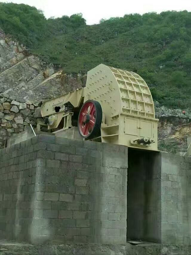 1512型重錘式破碎機(jī)