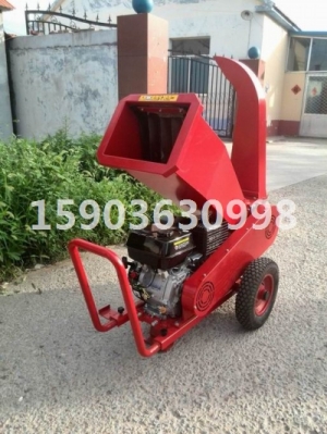 一臺可以粉碎各種物料的移動式枝條粉產品圖片