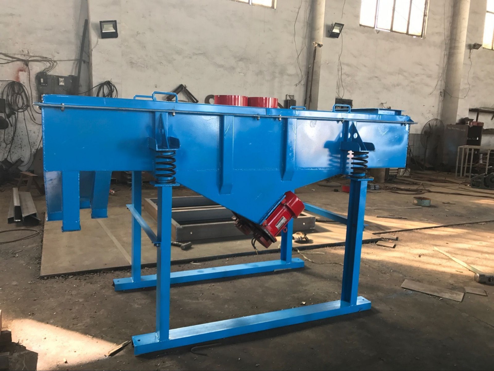 DZSF河沙分級(jí)直線篩主要特點(diǎn) 新鄉(xiāng)宏達(dá)振動(dòng)電機(jī)廠產(chǎn)品圖片