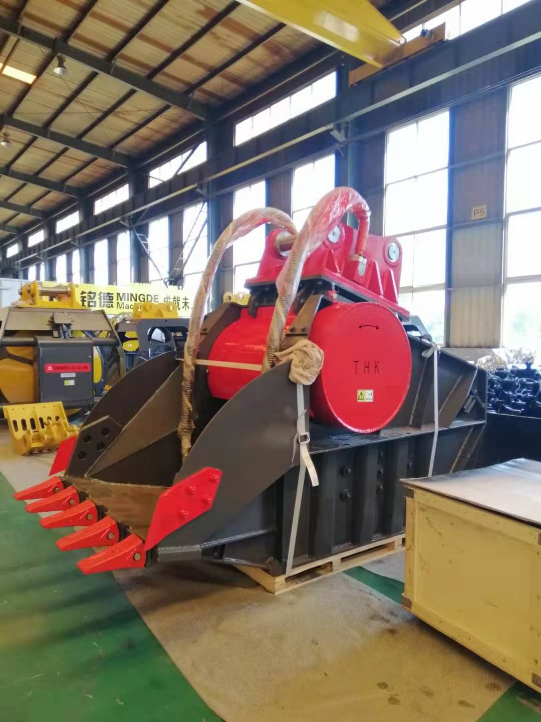 挖掘機(jī)移動(dòng)破碎機(jī)