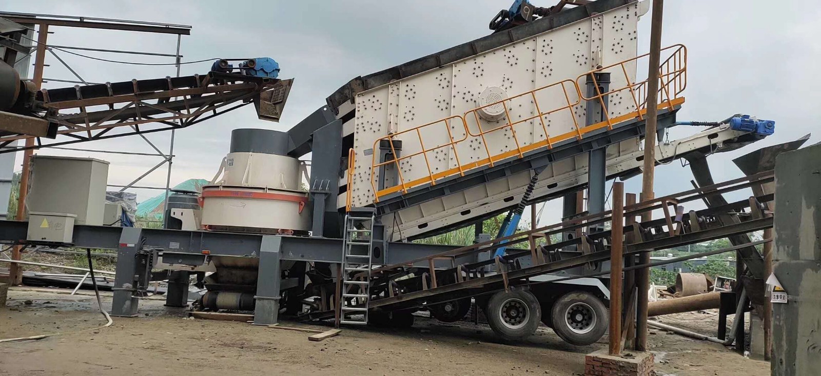 移動(dòng)破碎篩分站