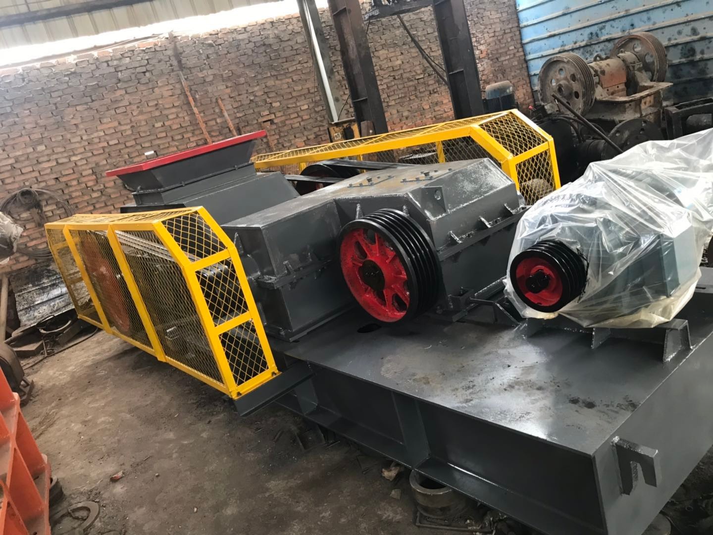 鞏義單電機(jī)對(duì)輥機(jī)2PG600x900 操作簡單產(chǎn)品圖片