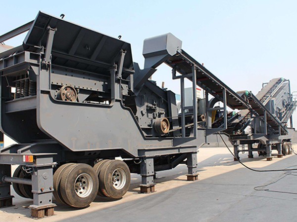 穿梭在礦山建筑垃圾石料場(chǎng)中的移動(dòng)破碎站究竟有多好用
