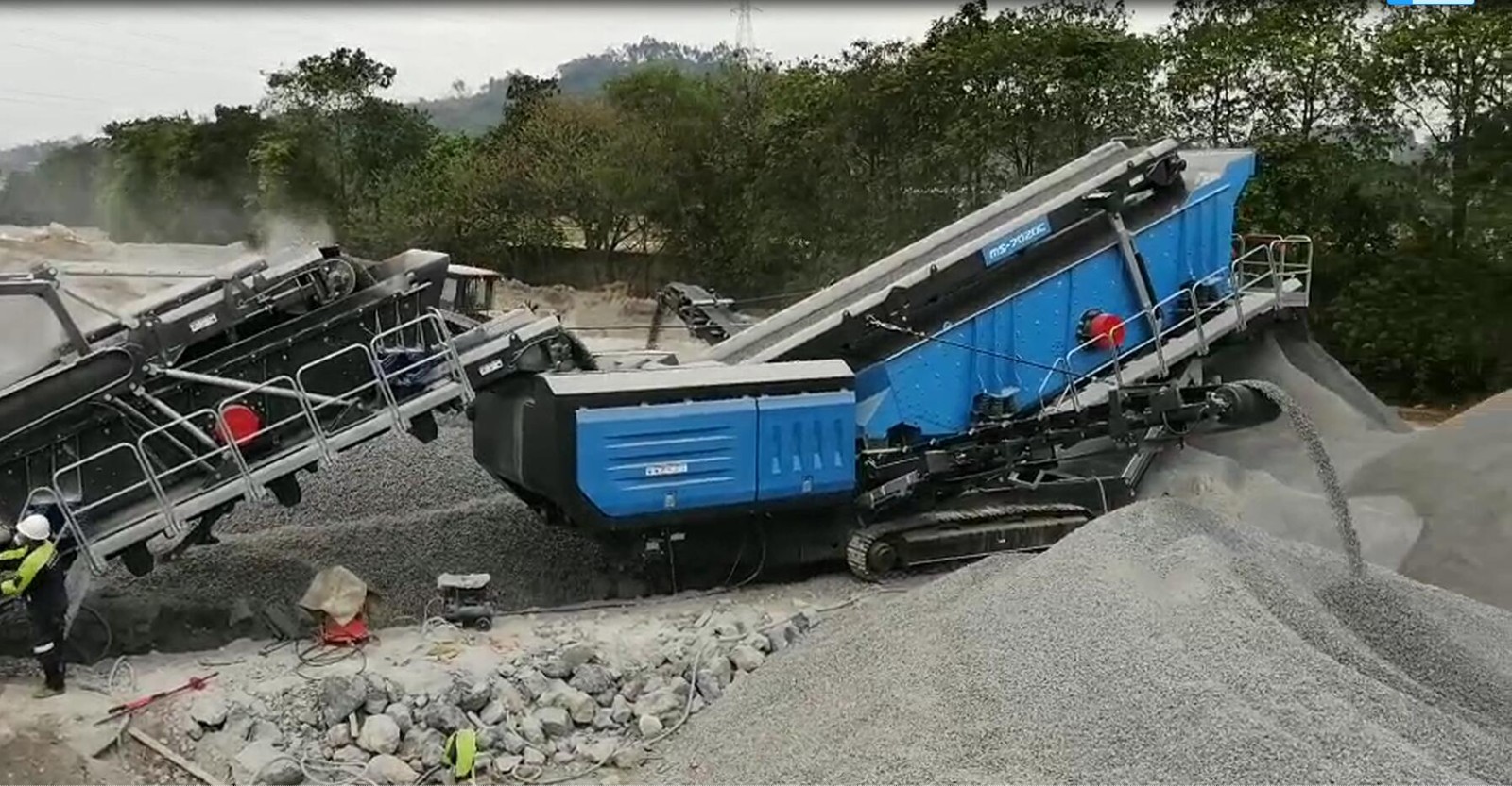 出租移動反擊式破碎機(jī)全套破碎篩分生產(chǎn)線,石灰石,青石,建筑垃圾產(chǎn)品圖片