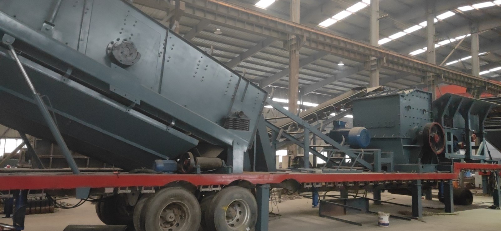 破碎機(jī)、移動式破碎機(jī)。鄂破  振動篩 洗砂機(jī)產(chǎn)品圖片