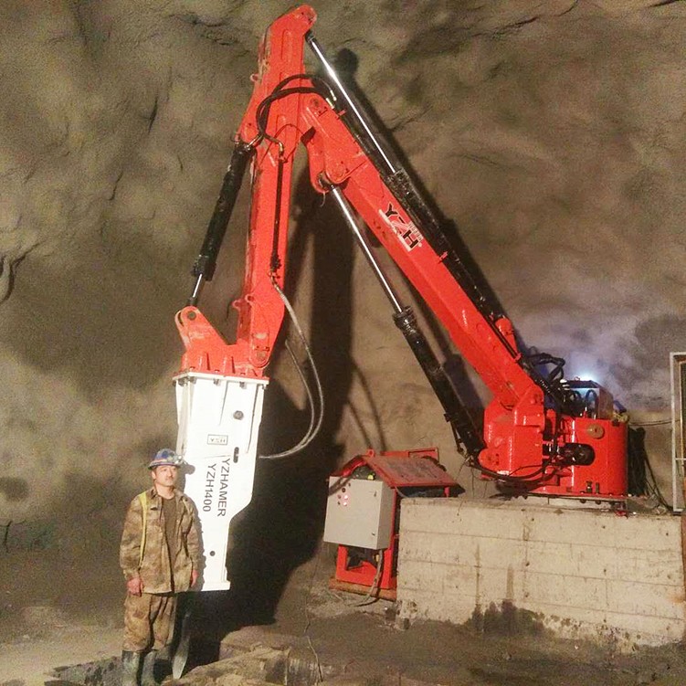 礦山破碎大石塊推薦元征行固定式液壓碎石機