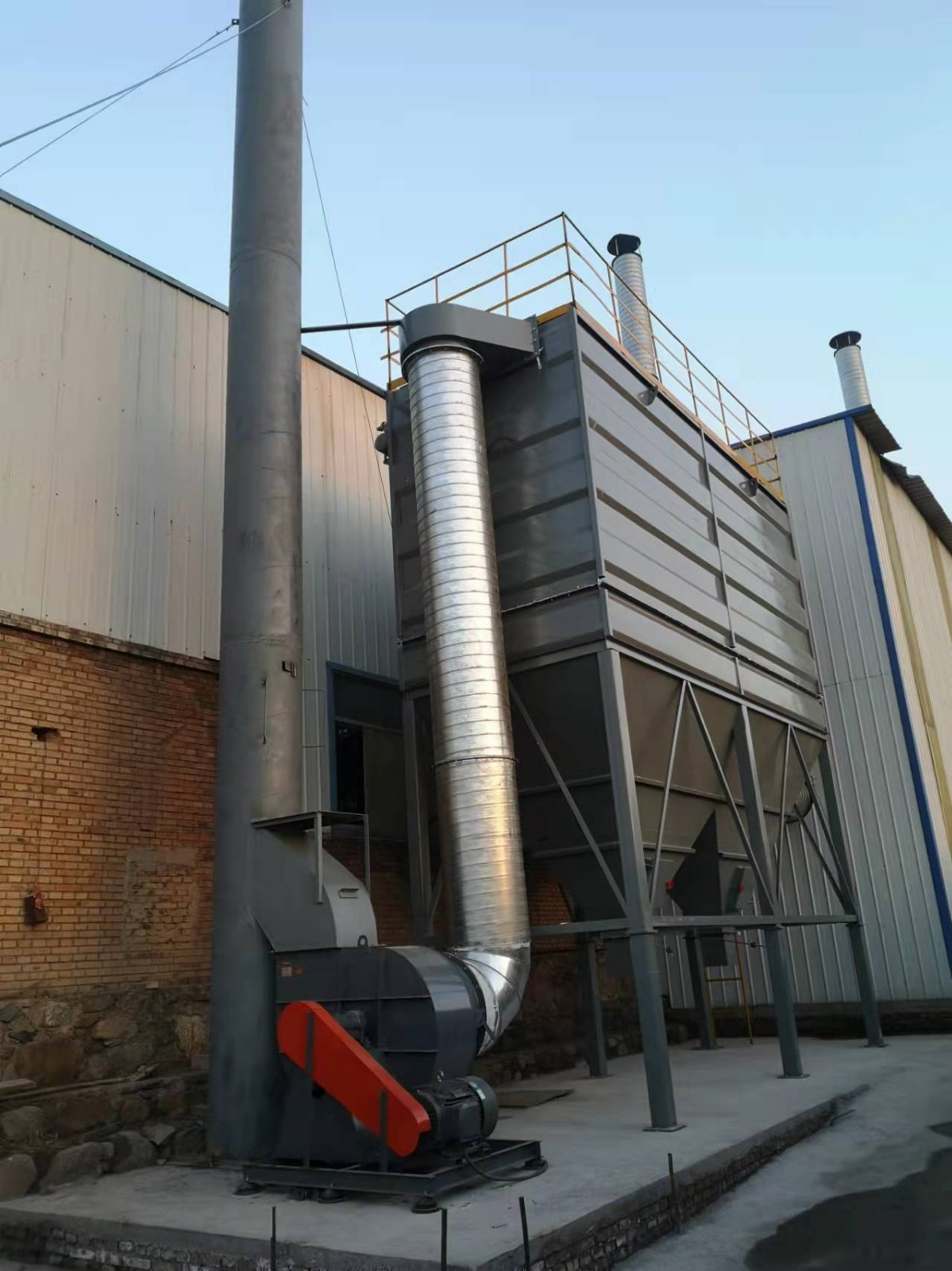 涌金塘環(huán)保破碎機(jī)脈沖布袋除塵器產(chǎn)品圖片