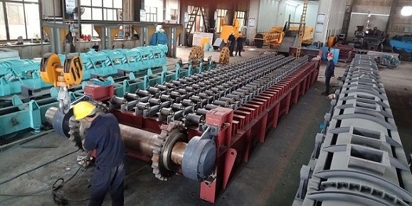  新型抗磨損板式給料機滾輪裝置