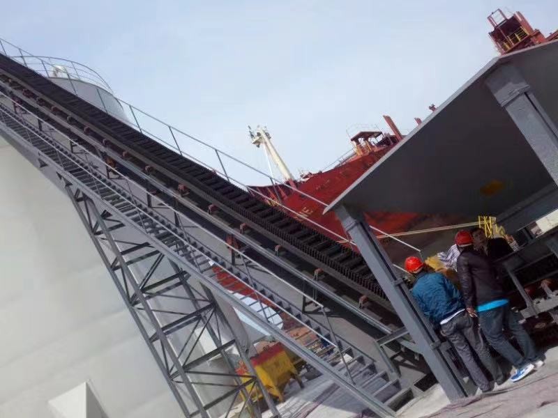 供應(yīng) 多規(guī)格帶式輸送機 重型大傾角爬坡皮帶機 帶擋邊上坡運輸機產(chǎn)品圖片