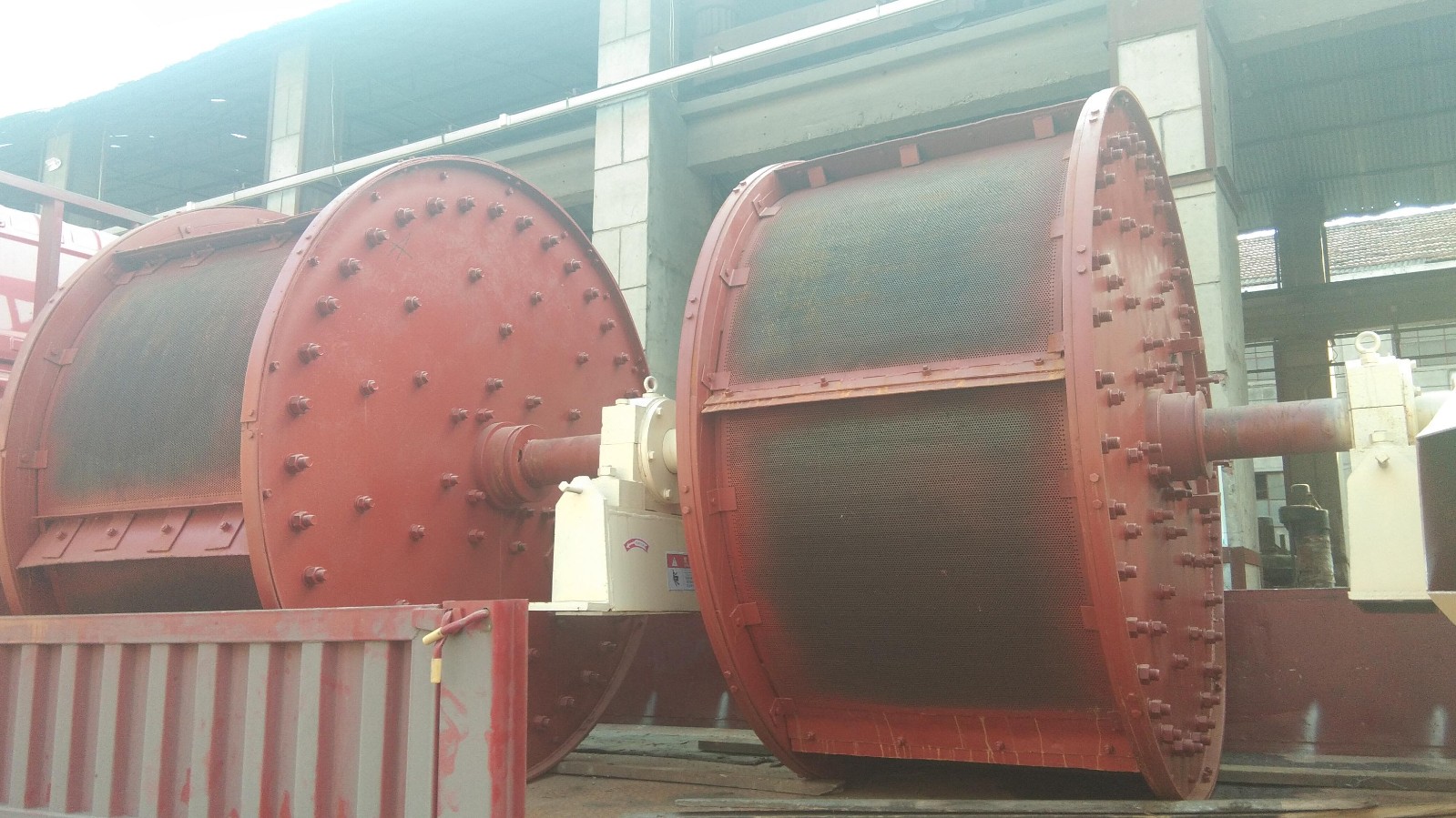 供應(yīng)河南少重帶篩式球磨機(jī)