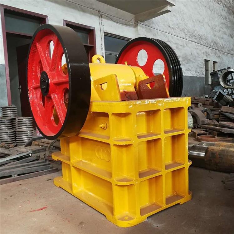 大型移動(dòng)鄂式破碎機(jī)鵝卵石混凝土粗細(xì)花崗巖青石建筑垃圾鄂破機(jī)械產(chǎn)品圖片