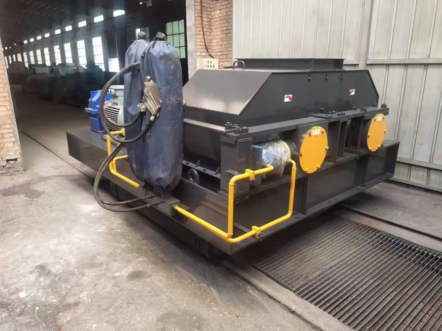 供應(yīng)鵝卵石液壓對(duì)輥破碎機(jī)輥式制砂機(jī)設(shè)備產(chǎn)品圖片