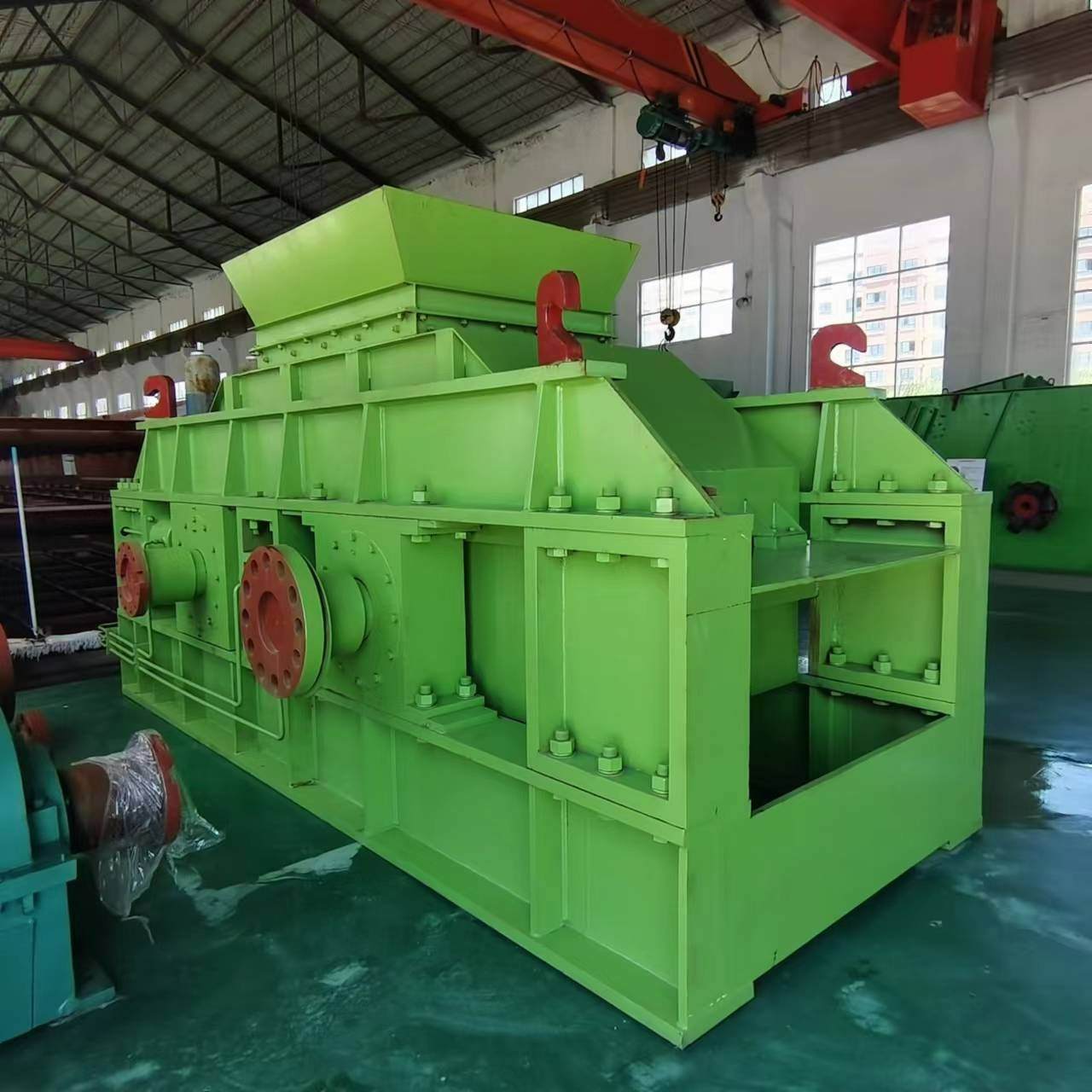 雙輥式制砂機(jī)-性能穩(wěn)定-產(chǎn)量大-成品率高