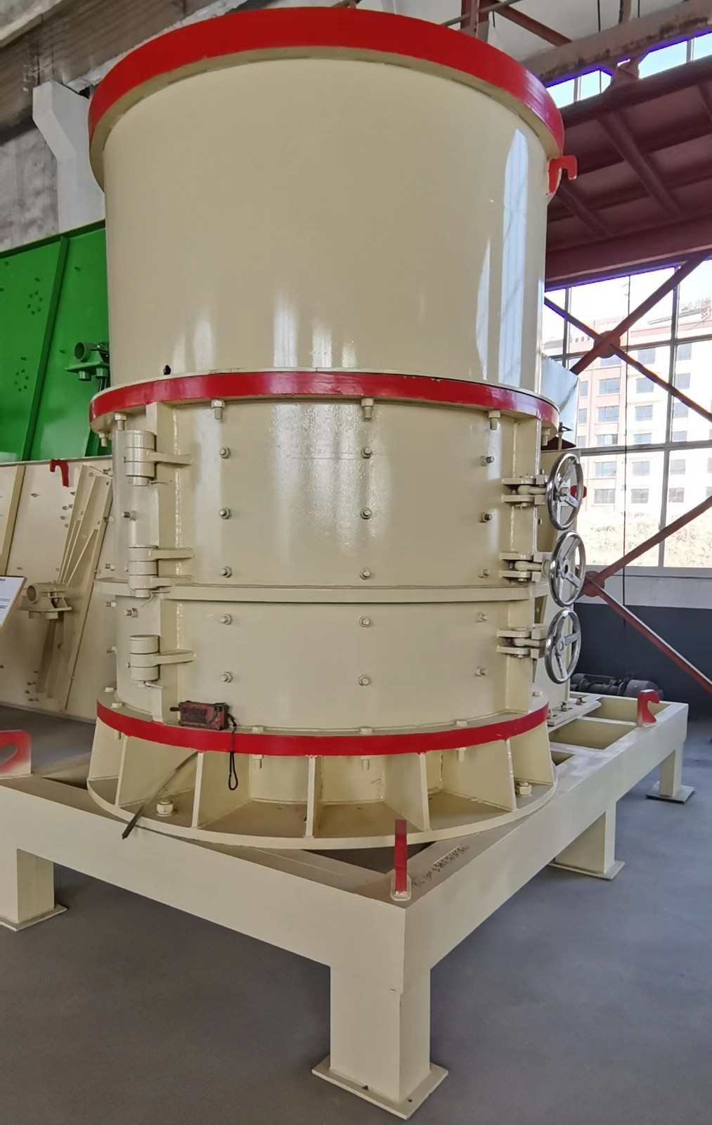 立式復合式破碎機工作原理   鵝卵石制砂機