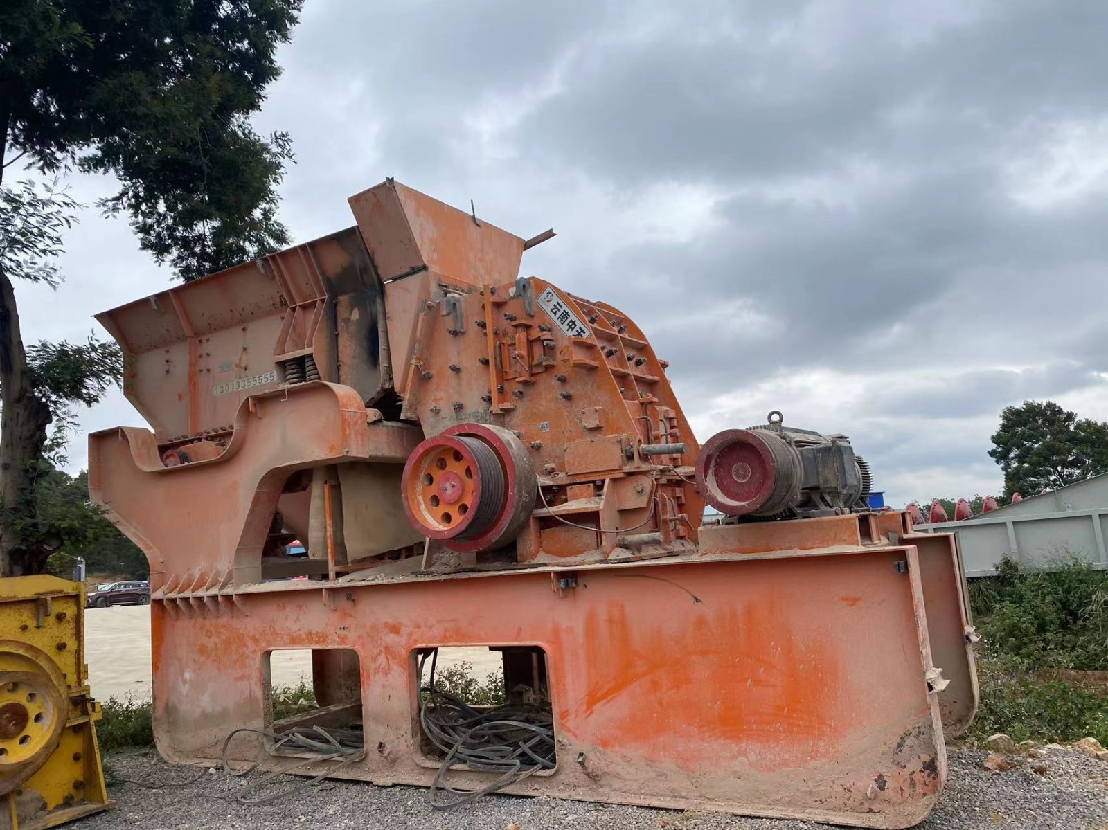 二手半移動(dòng)時(shí)產(chǎn)150噸石子生產(chǎn)線石料破碎機(jī)23萬(wàn)處理