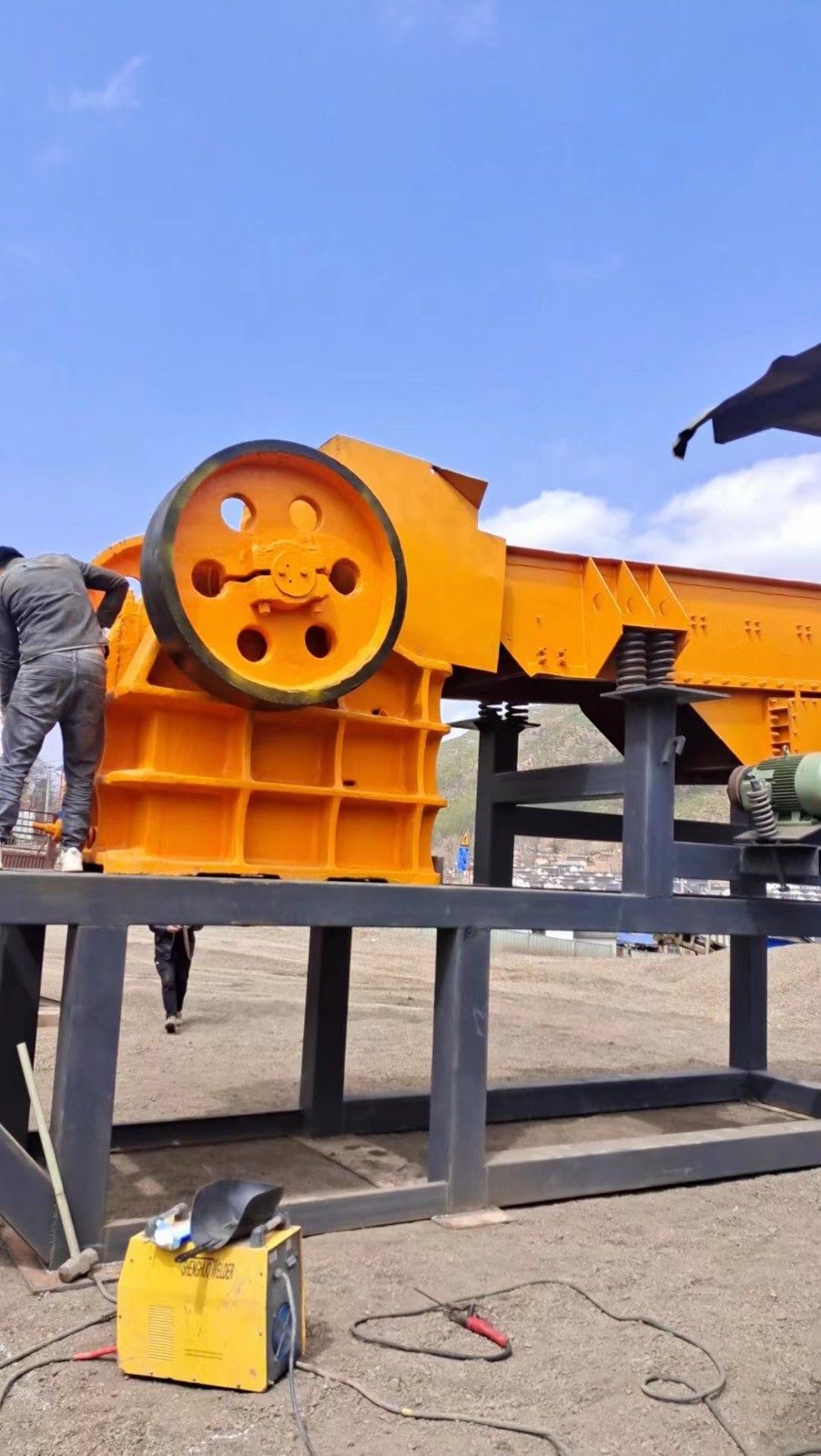 二手3060給料機(jī)帶46破整套電機(jī)齊時(shí)產(chǎn)40噸石子生產(chǎn)線處理