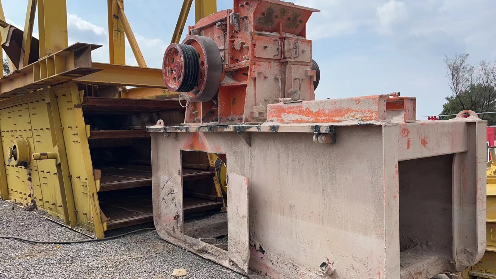 二手半移動(dòng)時(shí)產(chǎn)50噸制砂生產(chǎn)線制砂機(jī)打砂機(jī)帶110電機(jī)處理處理7萬