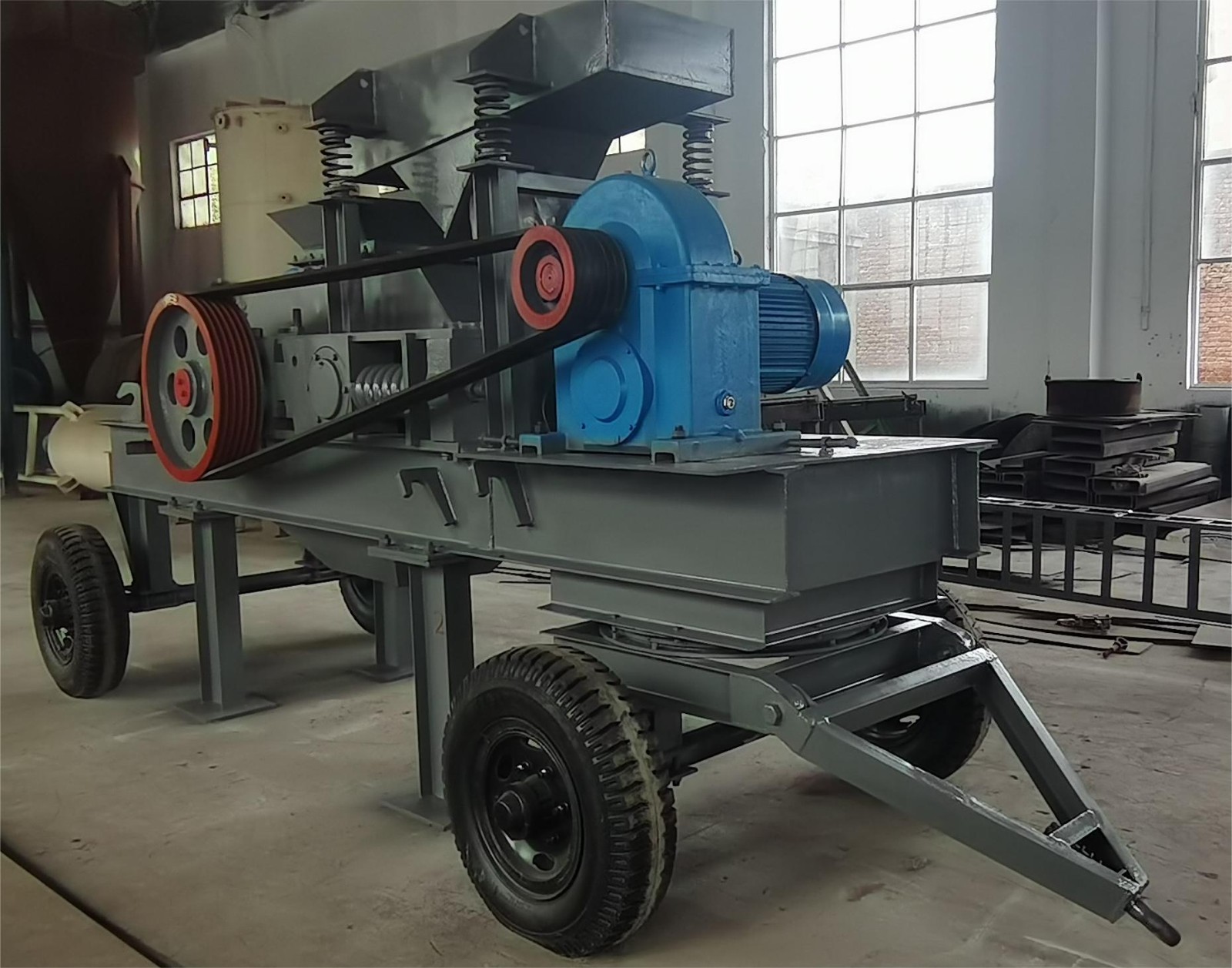 610×400移動對輥式破碎站   碳素破碎機(jī)產(chǎn)品圖片