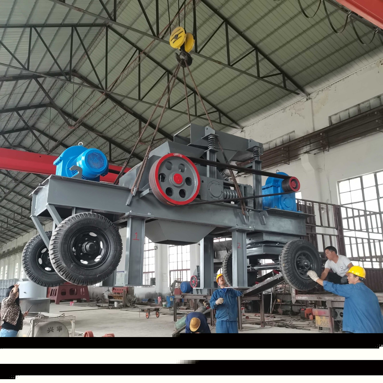 液壓對(duì)輥式輪胎移動(dòng)破碎站產(chǎn)品圖片