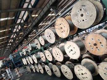 提升機(jī)鋼絲繩皮帶 礦用鋼絲輸送帶 煒泰橡膠