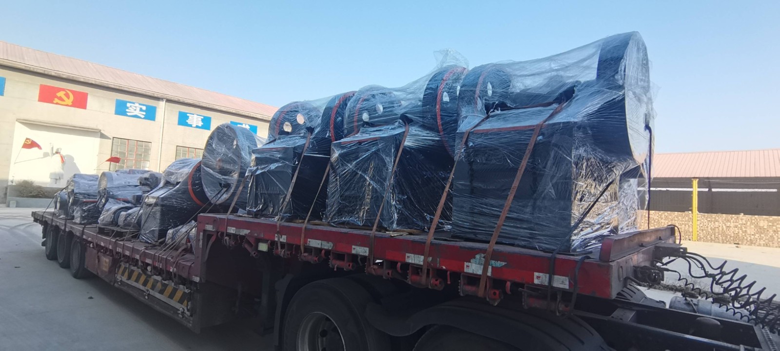 河南廠家批量生產(chǎn)PE250*400顎式破碎機(jī)  價(jià)格便宜