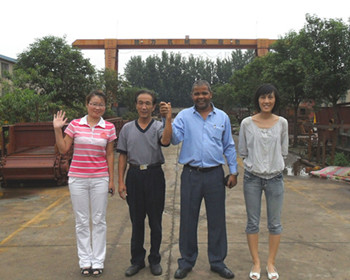 莫桑比克客戶跟公司人員熱情合影