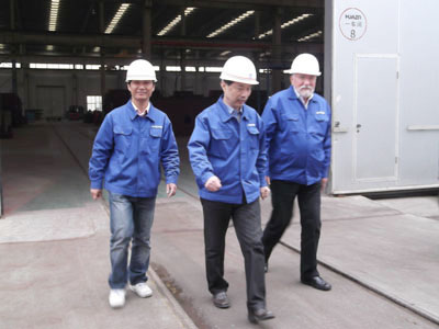 苗董事長陪同德國專家到車間視察