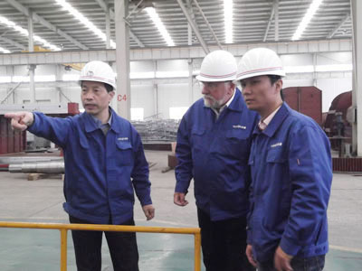 苗董事長陪同德國專家到車間視察