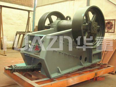 國內(nèi)第一臺具有液壓保護功能的復(fù)擺顎式破碎機