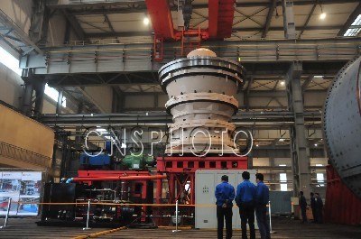 國內(nèi)最大液壓旋回式破碎機(jī)在洛陽制造成功