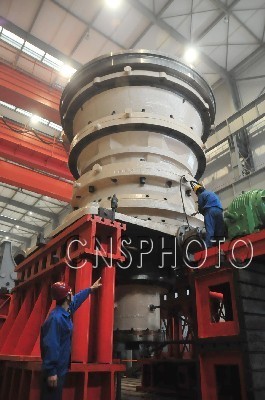 國內(nèi)最大液壓旋回式破碎機(jī)在洛陽制造成功