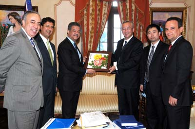 多米尼加共和國總統(tǒng)費(fèi)爾南德斯先生熱情接見公司總經(jīng)理徐風(fēng)岐