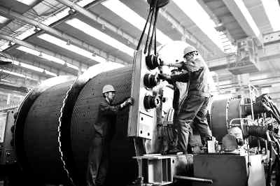 中信重工新型的國內(nèi)最大的2JKYB-Ф3.5M&times;2.1J液壓防爆提升機(jī)正在進(jìn)行出廠前的最后調(diào)試